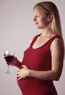 bebe alcool vin femeie gravida risc alcoolism