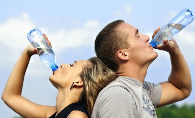 De ce trebuie sa bei apa cand faci sport