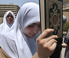 femeie musulmana inchinindu-se