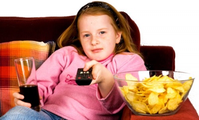 copil gras, copii obezi, obezitatea la copii,mancarea fast-food,pizza, chipsuri, bauturi dulci carbogazoase este periculoasa pentru copii