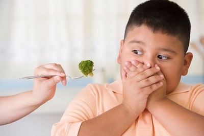 cum sa inveti un copil sa manance sanatos, junkfood, mancarea fast-food este periculoasa pentru copil