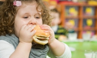 obezitatea la copii, copii grasi, copii mancaciosi, cum sa inveti un copil sa manance sanatos, junkfood, mancarea fast-food este periculoasa pentru copii, obezitatea copiilor 