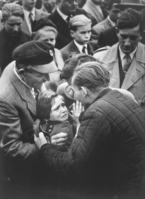 26 Prizonier aliat din timpul celui de-Al Doilea Razboi Mondial, eliberat de Armata Sovietica, isi reintalneste fiica pe care nu o mai vazuse de cand fetita avea doar un an.