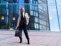/photos/articole/modele_de_geanti_de_mana_la_moda_in_2022_400_01.jpg Cum sa alegi o geanta de mana eleganta si practica pentru serviciu-
