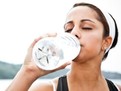 hidratarea cand faci sport, de ce trebuie sa bei apa cand faci sport, fitness, exercitii, cum sa ramai hidratata