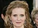 Cynthia Nixon si Christine Marinoni au un baietel