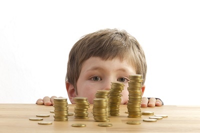 semne ca ai un copil rasfatat: Trebuie sa iti mituiesti copilul pentru a obtine ceva de la el