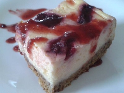 Cheesecake cu visine pe blat cu nuci