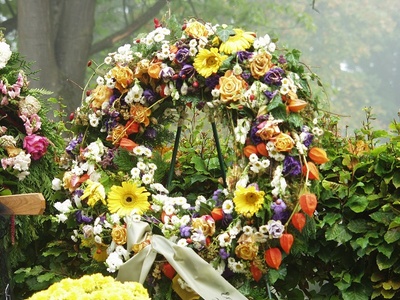 Ce semnificatie au florile aduse la o inmormantare?