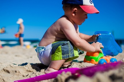 Cele mai potrivite jucarii pentru sejurul la mare, jocuri de plaja, jucarii pentru plaja, jucarii pentru vacante, ce jucarii luam in vacanta, jucarii pentru copii