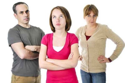 criza adolescentina, adolesenti, influenta negativa a anturajului, criza de identitate