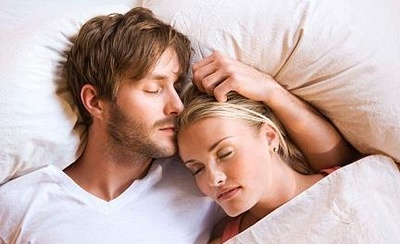 cum dorm sotii, pozitii de dormit, cuplul in somn, ce inseamna pozitia corpului in somn
