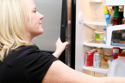 Cum se curata frigiderul, cum dezinfectam frigiderul, solutii ieftine pentru curatat frigiderul, cum scoatem mirosul din frigider, cu ce se curata frigiderul, indepartarea mirosurilor din frigider, cu ce curatam frigiderul, solutii pentru curatat frigiderul