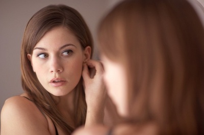 O fetita mare versus o femeie realizata,fete vs femei, fetita versus femeie, psihologie feminina, stare de bine, cum sa te auto-evaluezi, cum sa inveti sa te apreciezi, cum sa ii faci pe ceilalti sa te aprecieze, cum sa devii femeie, transformarea fata-femeie, articole de psihologie
