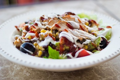 Salata de vara cu pui BBQ