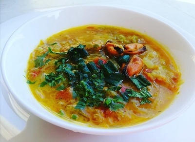 Supa curry de midii cu taietei sticlosi de fasole mung