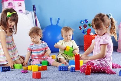 Tipuri de jucarii care avantajeaza dezvoltarea emotionala a copilului, jucarii pentru copii, jucarii dezvoltare copil, ezvoltarea copilului prin joc, jocuri dezvoltare emotionala copii